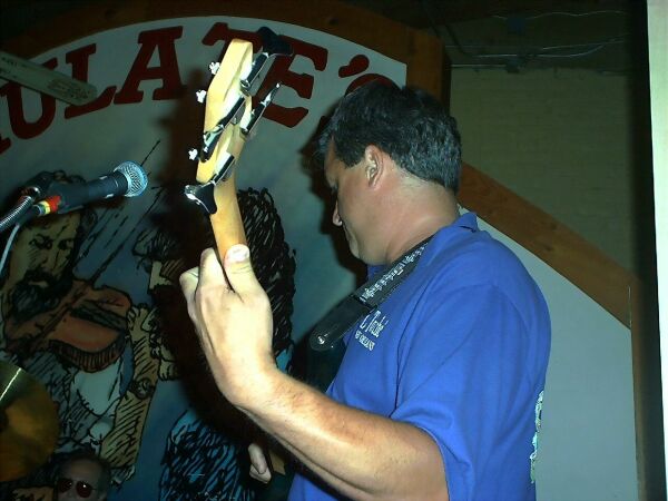 jeff_guitar_web.jpg (44328 bytes)